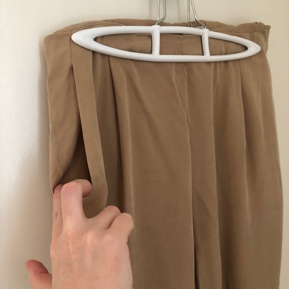 Sustainable VETTA cigarette pants from Timeless Capsule in khaki - Picture 5 of 7